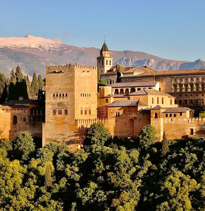 Alhambra de Granada La Alhambra de Granada con Sierra Nevada al fondo