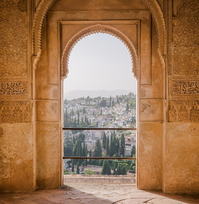 Alhambra Una puerta de la Alhambra con vistas a Granada