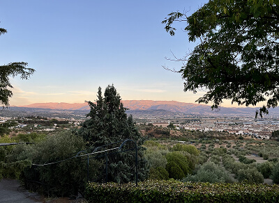 Atardecer Dos sillas de mimbre y una mesa
