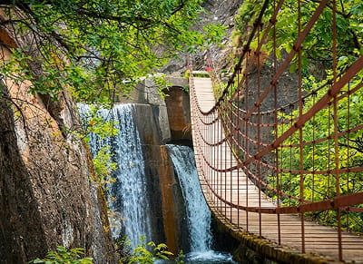 Puente flotante con catarata de fondo
