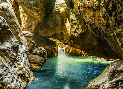 Gruta con agua