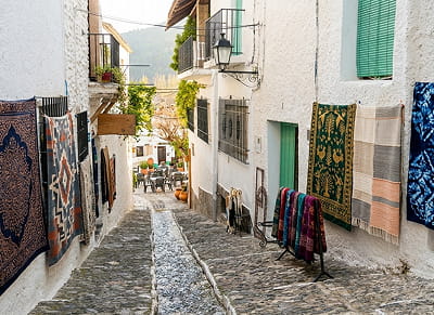 Calle con mantas en la Alpujarra Calle con mantas en la Alpujarra