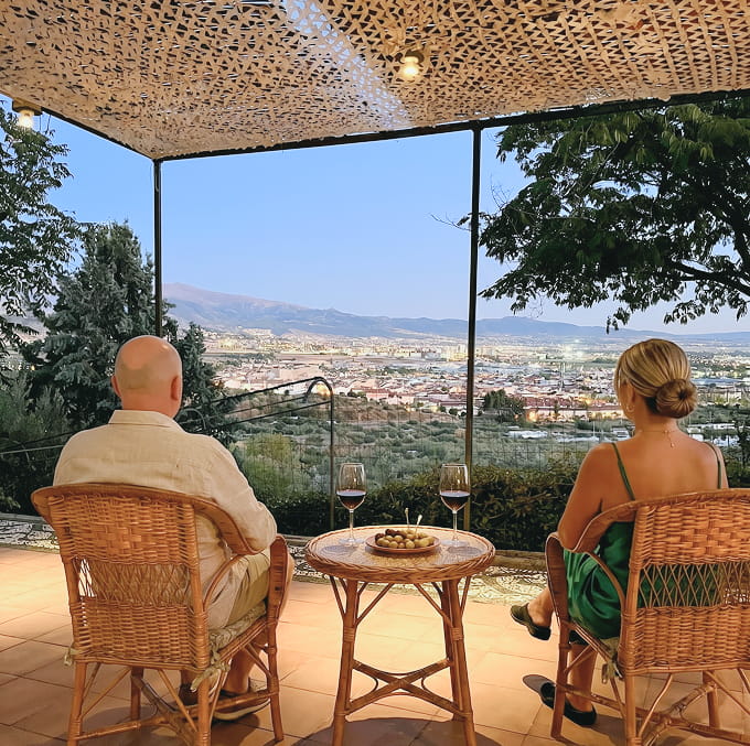 Cena con vistas en el Bar-Restaurante de Camping Granada Una pareja tomando un aperitivo con vistas a Granada