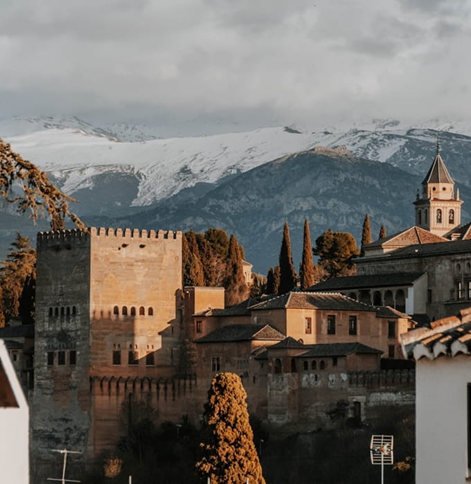 Granada y su entorno La Alhambra con Sierra Nevada al fondo