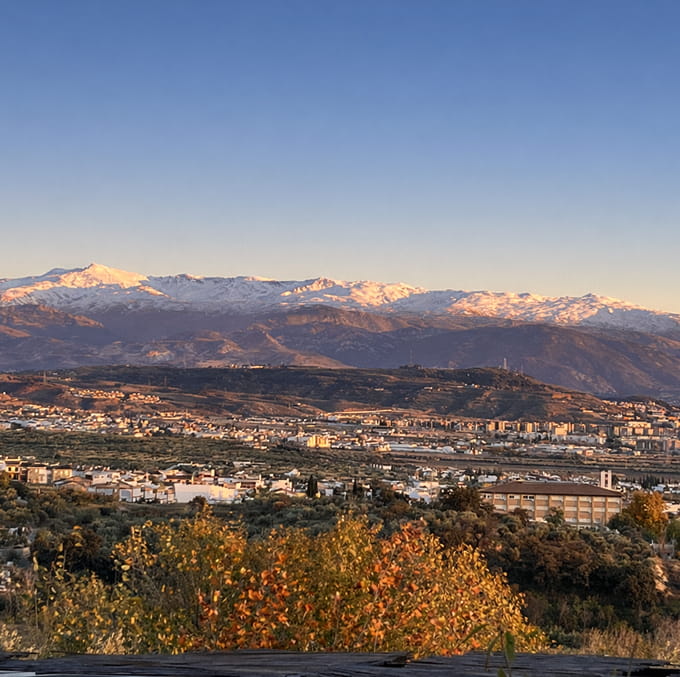 Paisaje de Granada con Sierra Nevada de fondo