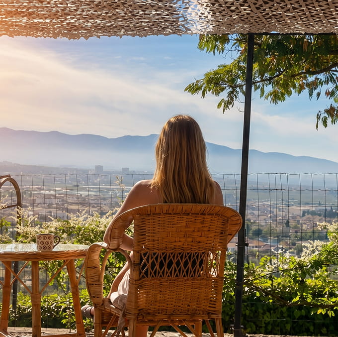 Mujer disfrutando del atardecer