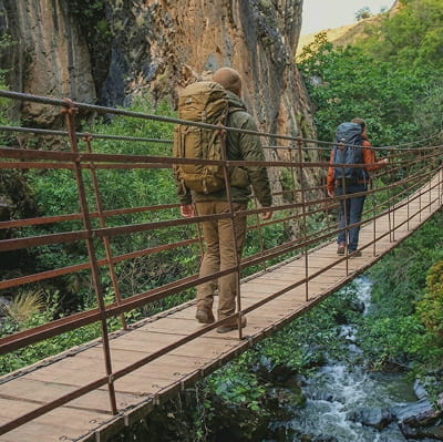 Una pareja cruzando un puente flotante en los Cahorros
