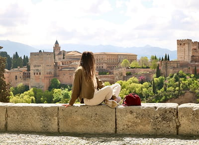 Mirador de San Nicolás Chica disfrutando de la Alhambra desde el mirador