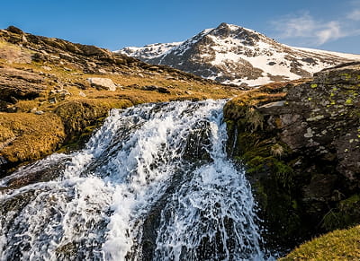 Pequeña catarata en ruta por Sierra Nevada