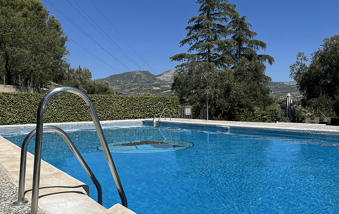 Piscina con día soleado