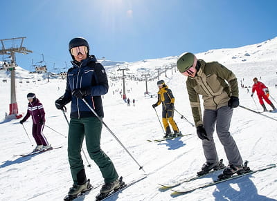 Pistas de Esquí de Sierra Nevada Personas haciendo esquí