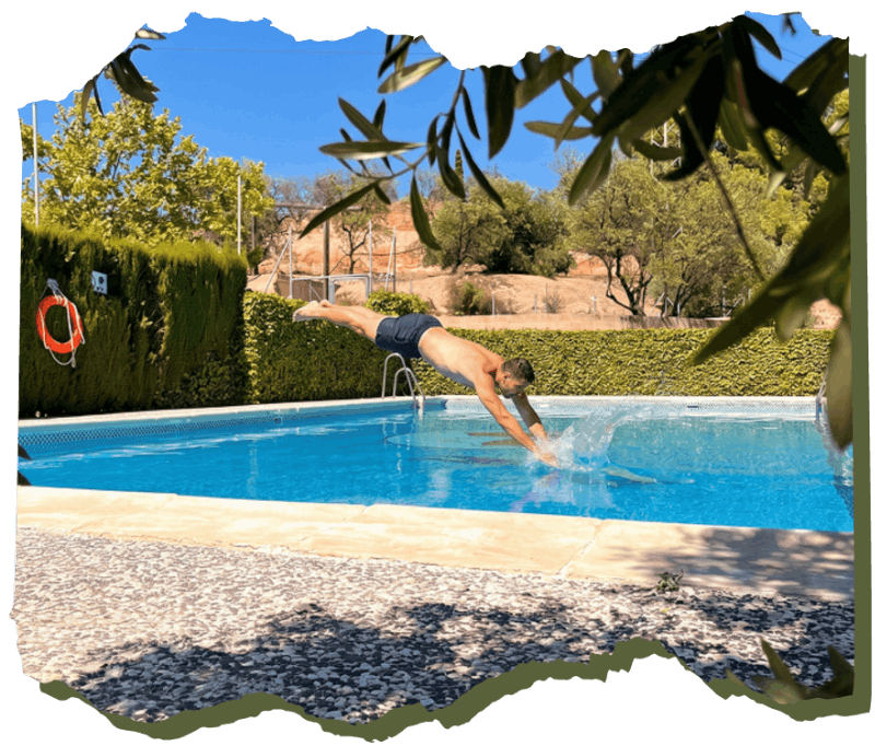 Hombre saltando a la piscina