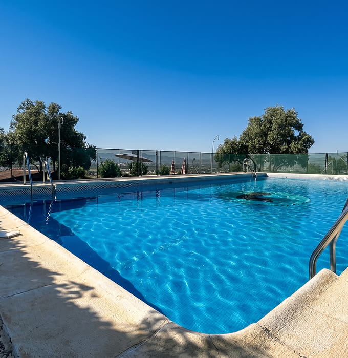 imagen de una piscina vista desde una esquina
